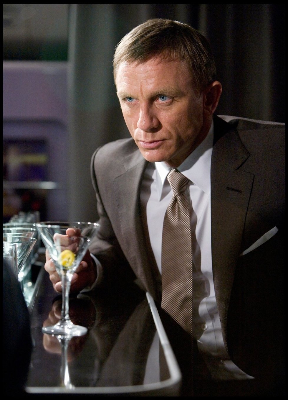 James Bond (Daniel Craig) se svým oblíbeným martini.