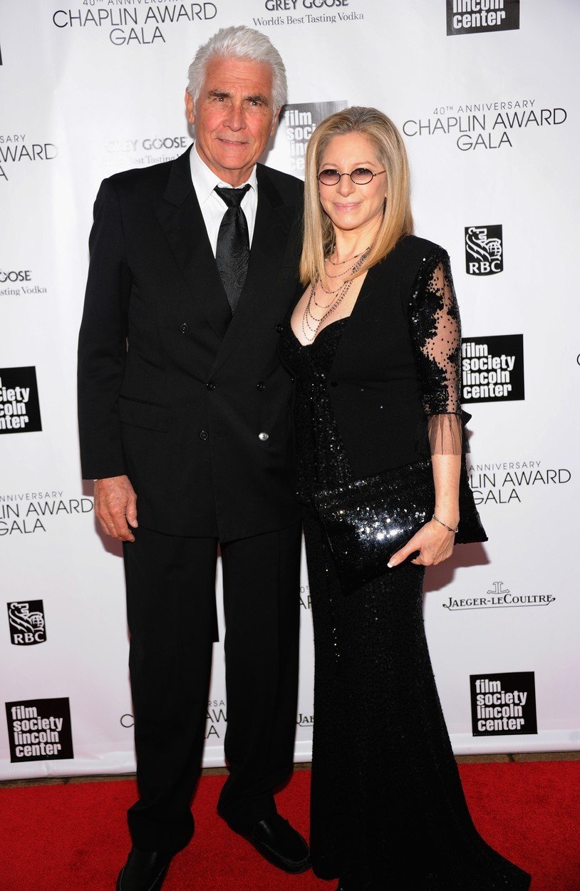 Barbra Streisand a James Brolin. Tento pár dalo dohromady slepé rande. Vzali se v roce 1998, kdy Barbře bylo 56 let, a jsou spolu dodnes.