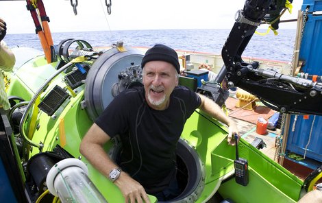 James Cameron nastupuje do své ponorky.