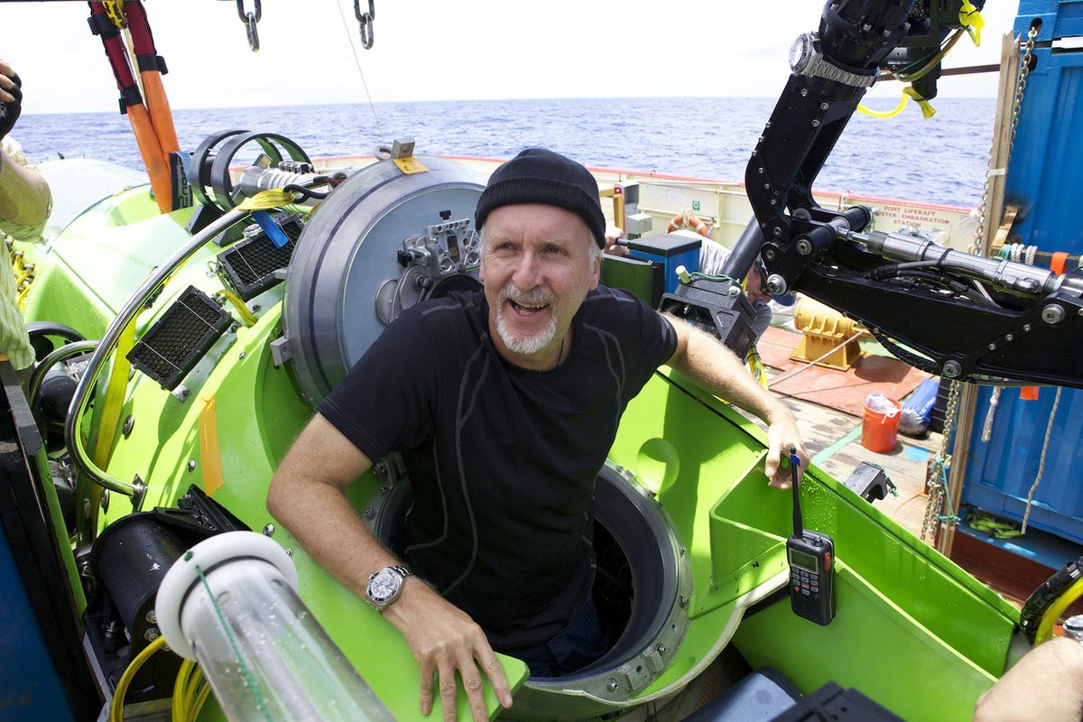 James Cameron nastupuje do své ponorky.