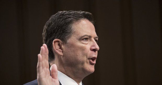 „Jsem si jistý zásahy Ruska do voleb,“ řekl Trumpem odvolaný exšéf FBI Comey