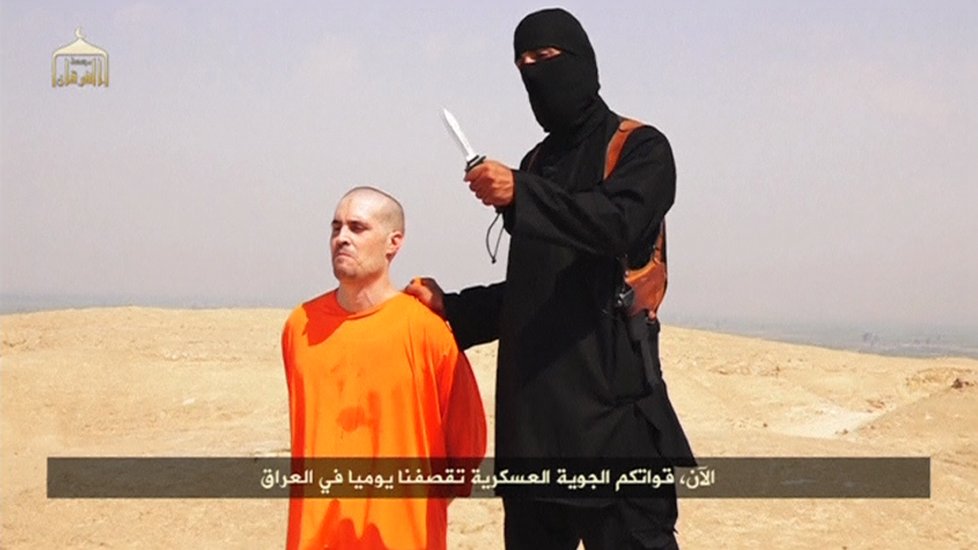 Islamista na konci videa uřízl Foleymu hlavu.