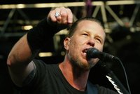 Kytarista Hetfield z Metalliky házel kameny po fotografech!