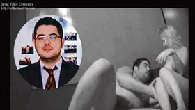 Oplzlý diplomat James Hudson si na videu užívá s blonďatou ruskou prostitutkou
