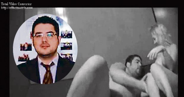 Oplzlý diplomat James Hudson si na videu užívá s blonďatou ruskou prostitutkou