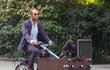 James Middleton jezdí po Londýně se svými pejsky