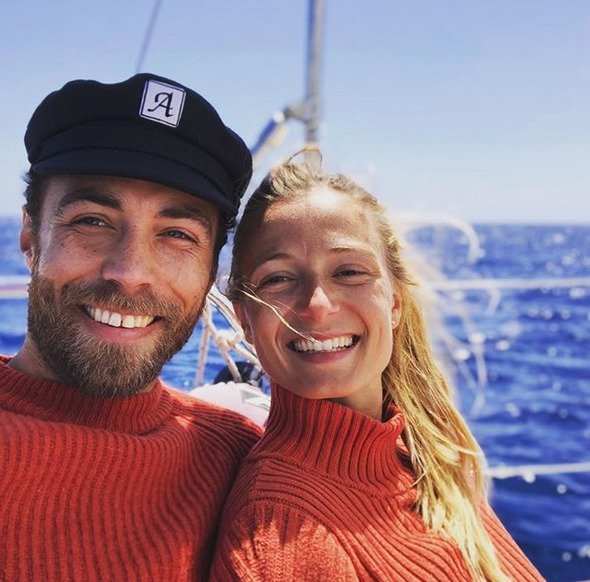 James Middleton se po boku své partnerky cítí lépe.