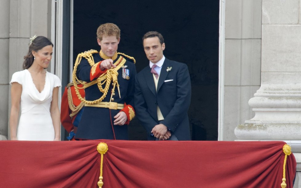 James chodí na večírky s kamarády Kate a Williama.