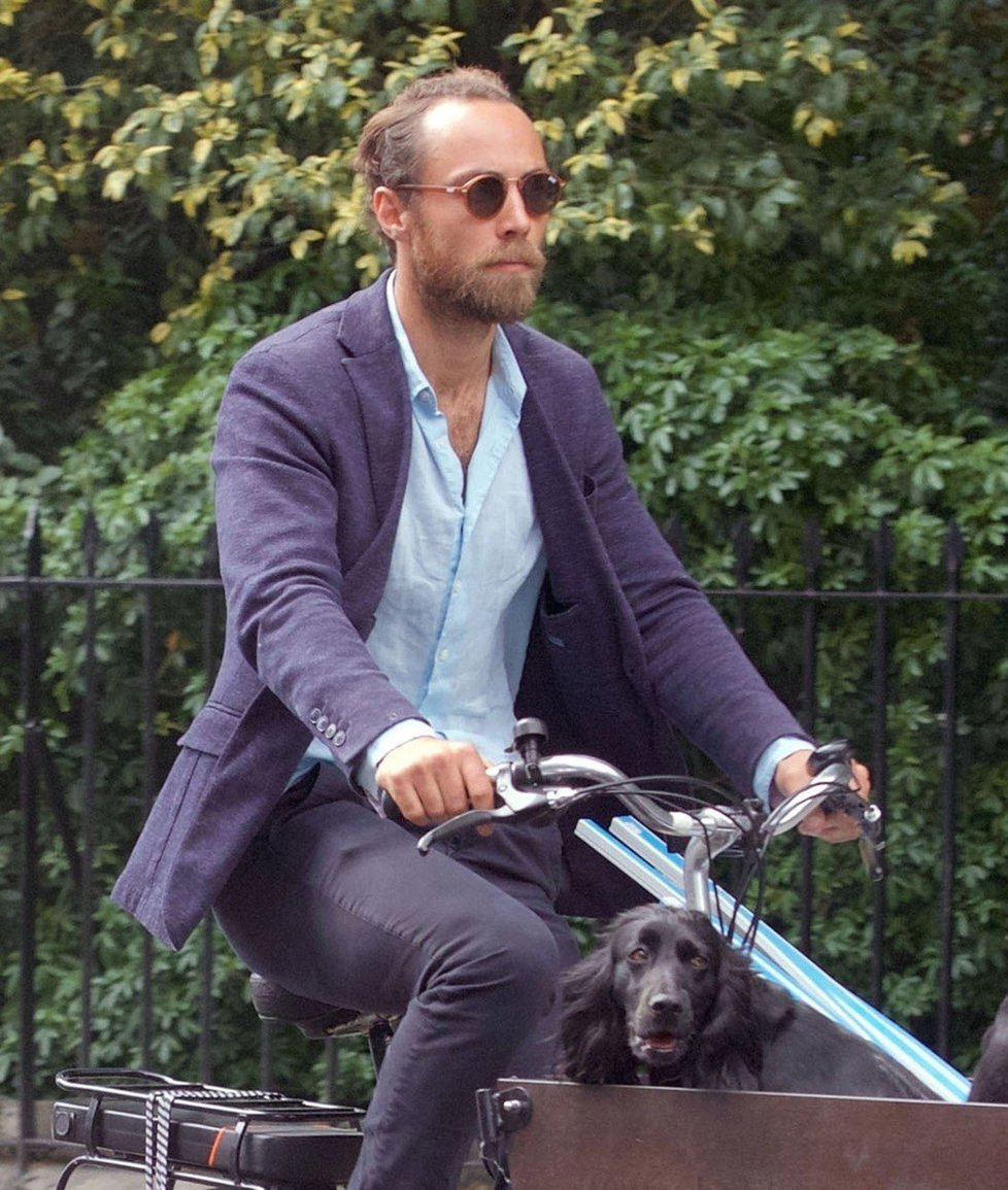 James Middleton jezdí po Londýně se svými pejsky.