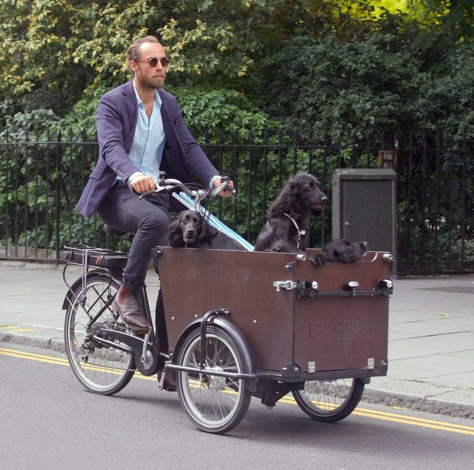 James Middleton jezdí po Londýně se svými pejsky