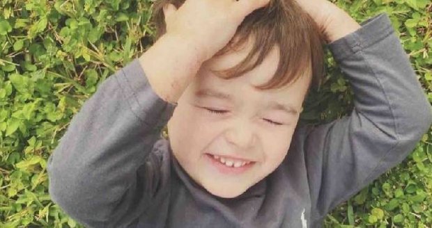 Malý James Oizan-Chapon zemřel při nehodě poté, co jeho otčím, který ho unesl, narazil do stromu.