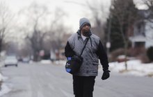 Chudý muž, který chodí denně do práce 34 km pěšky: Lidé už mu poslali 6,4 milionu!