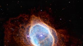 Prstencová mlhovina vyfocená teleskopem Jamese Webba.