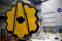 Podařilo se! Webbův teleskop napnul ve vesmíru sluneční štít, to „nejhorší“ má za sebou