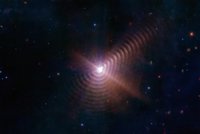 Webbův teleskop zase válel: Zachytil „plynoucí čas“ u dalekých dvou hvězd
