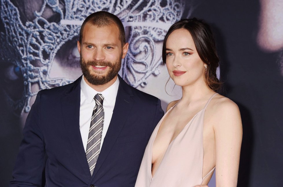 Jamie Dornan s Dakotou Johnson na premiéře filmu v Los Angeles. Jak se vám líbí nová Jamieho image?