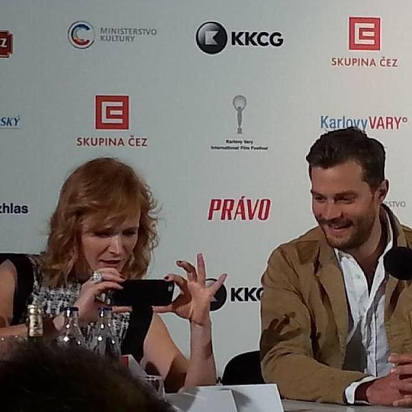 Jamie Dornan na tiskové konferenci s Annou Geislerovou