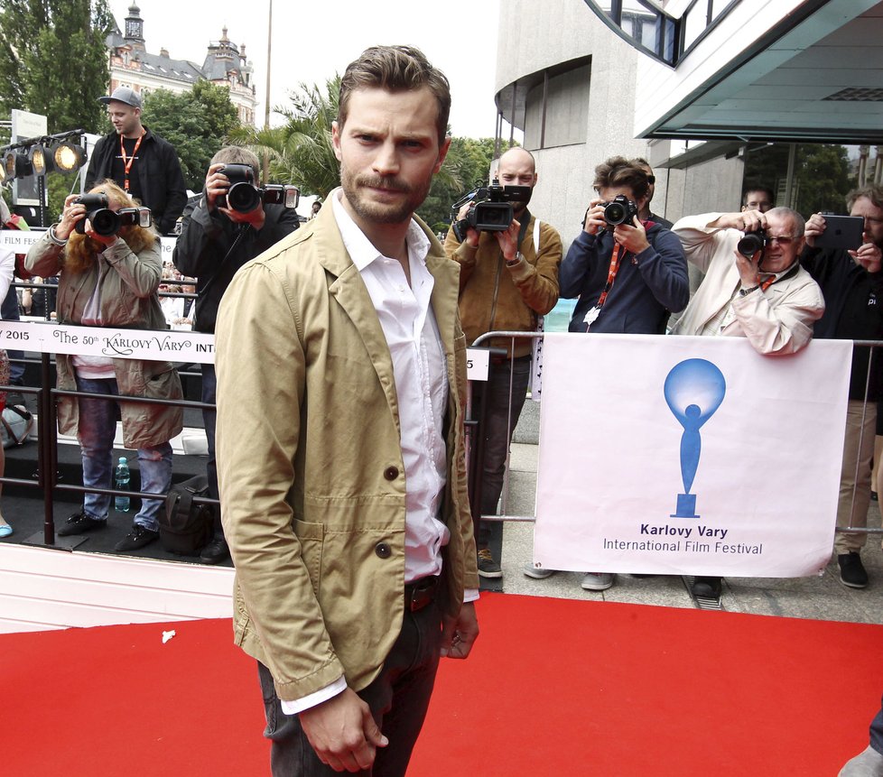 Jamie Dornan na festivalu v Karlových Varech.