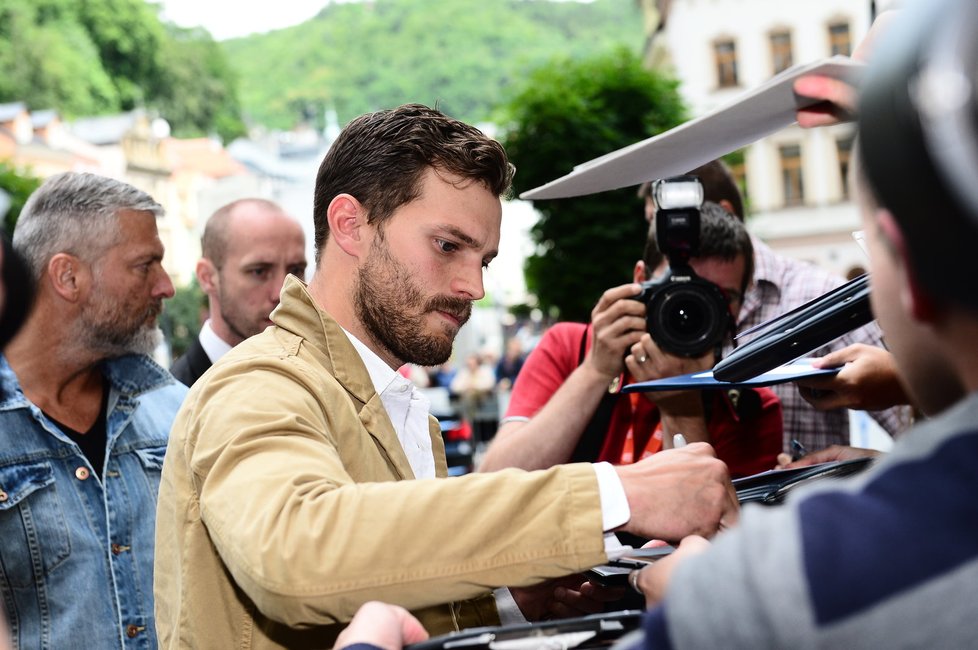 Jamie Dornan rozdával podpisy čekajícím fanouškům.