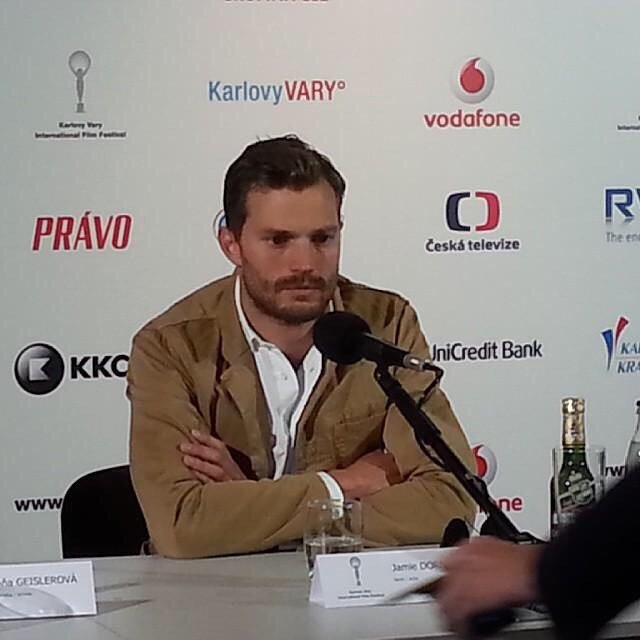 Jamie Dornan na tiskovce trpělivě zodpovídal dotazy českých i zahraničních novinářů.