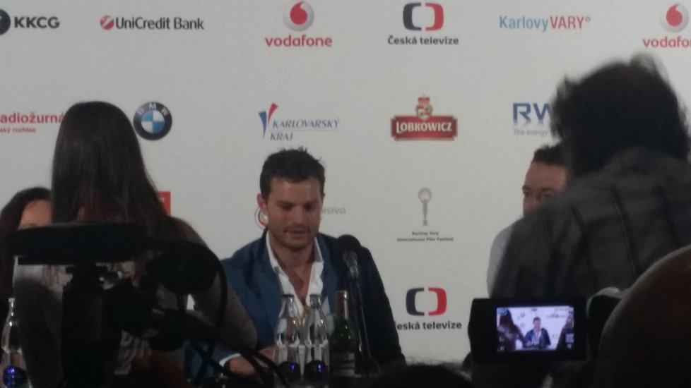 Jamie Dornan na tiskové konferenci k filmu Anthropoid