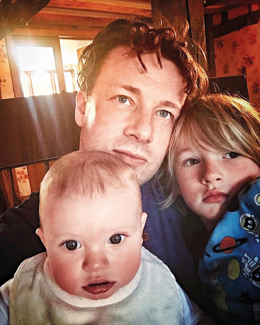 Jamie Oliver (41), dcery Poppy (14), Daisy (13), Petal (7), synové Buddy (6) a River (1)