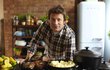 Jamie Oliver učí už roky jíst celý svět. V Americe ho fascinovalo, že děti ve školách jedí pouze lžící a třeba si myslí, že párky se vyrábějí z orobince.