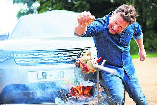 Rožeň se zapojí do mřížky chladiče a o otáčení je postaráno.