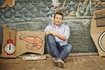 Kuchař Jamie Oliver dokazuje, že delikatesy se dají připravit i levně.