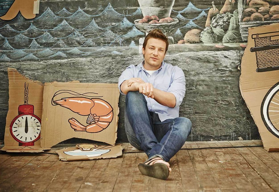 Kuchař Jamie Oliver dokazuje, že delikatesy se dají připravit i levně.