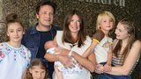 Jamie Oliver je pětinásobným otcem: Pupeční šňůru syna přestřihly starší dcery