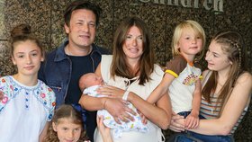 Jamie Oliver se stal popáté otcem.