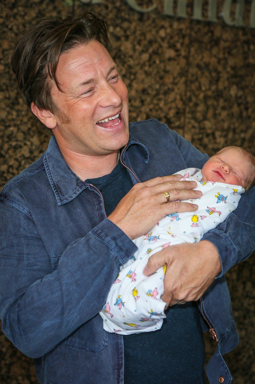 Jamie Oliver se stal popáté otcem.