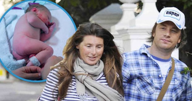 Jamie Oliver s manželkou na cestě do porodnice. Za pár hodin už byl malý Buddy na světě.