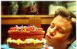 Jamie Oliver je známý britský kuchař. Jím vydané kuchařky mu vydělaly milióny liber