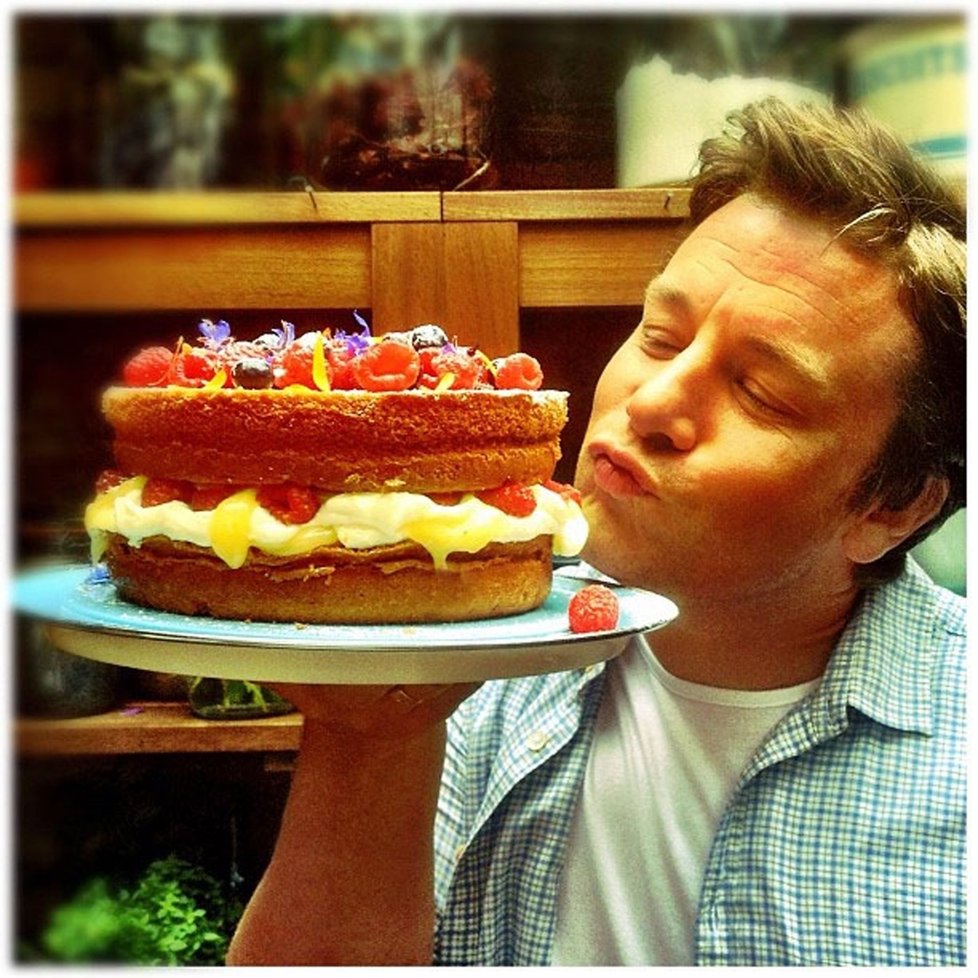 Jamie Oliver je známý britský kuchař. Jím vydané kuchařky mu vydělaly miliony liber.