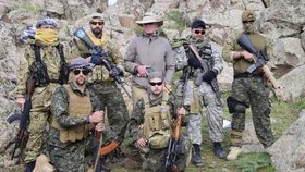 Jamie Read (druhý zleva nahoře) je na mnoha fotkách kurdských bojovníků
