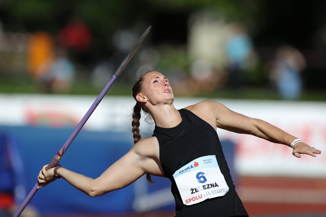 Oštěpařka Andrea Železná závodí pod dohledem svého manžela a trenéra Jana Železného, legendy oštěpu