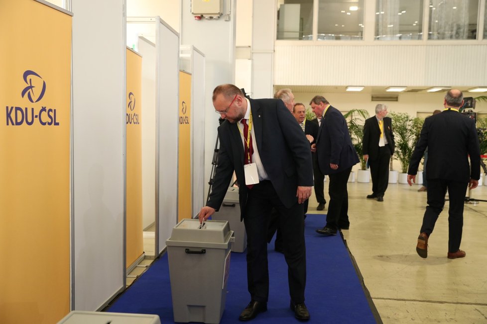 Jan Bartošek se nakonec předsedou lidovců nestal. Nepostoupil ani do druhého kola