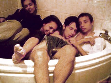 Opilý Bendig s kamarády ve vaně