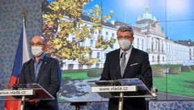 Ministr zdravotnictví Jan Blatný (vlevo) a místopředseda vlády, ministr dopravy a ministr průmyslu a obchodu Karel Havlíček (oba za ANO) vystoupili na tiskové konferenci po jednání vlády (7. 12. 2020)
