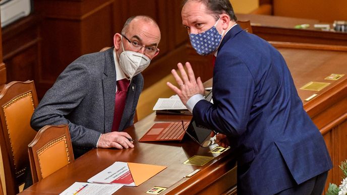 Ministr zdravotnictví Jan Blatný (za ANO) a poslanec KDU-ČSL Marek Výborný (vpravo) spolu hovoří 22. prosince 2020 v Praze na schůzi Poslanecké sněmovny, která projednávala žádost vlády o prodloužení nouzového stavu.