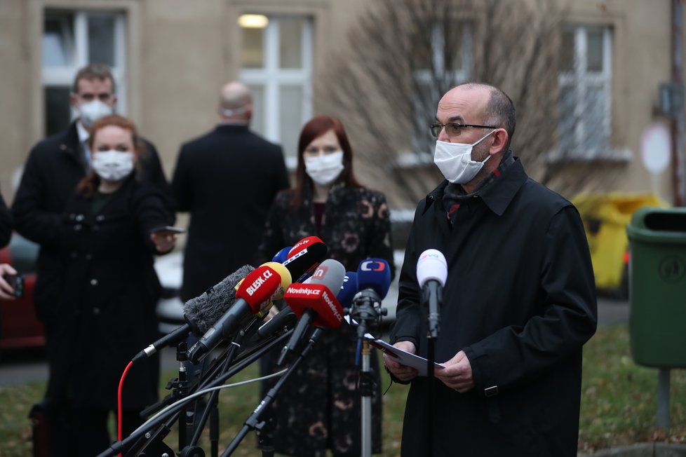 Ministr zdravotnictví Jan Blatný (za ANO) po návštěvě Všeobecné fakultní nemocnice v Praze, kde řešil připravenost na očkování proti covidu-19 (16. 12. 2020).
