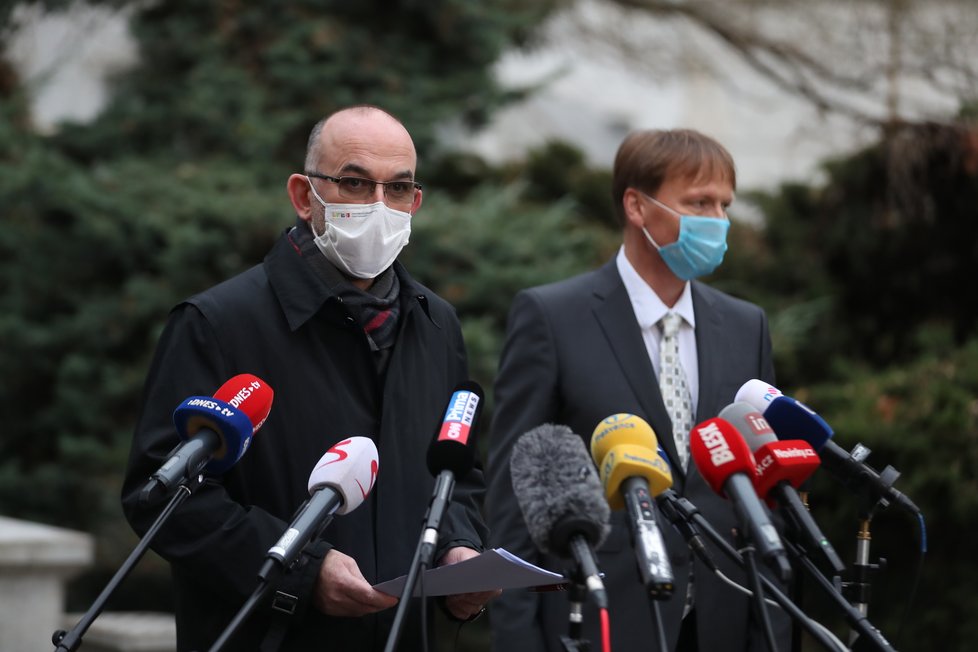 Ministr zdravotnictví Jan Blatný (za ANO) po návštěvě Všeobecné fakultní nemocnice v Praze, kde řešil připravenost na očkování proti covid-19 (16.12.2020).