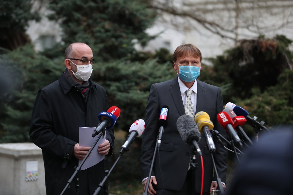 Ministr zdravotnictví Jan Blatný (za ANO) po návštěvě Všeobecné fakultní nemocnice v Praze, kde řešil připravenost na očkování proti covid-19 (16.12.2020)