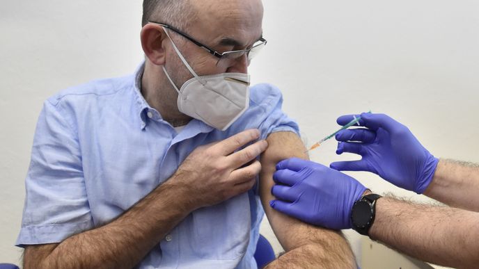 Ministr zdravotnictví Jan Blatný (za ANO) se nechal v Brně očkovat proti koronaviru (27.12.2020)
