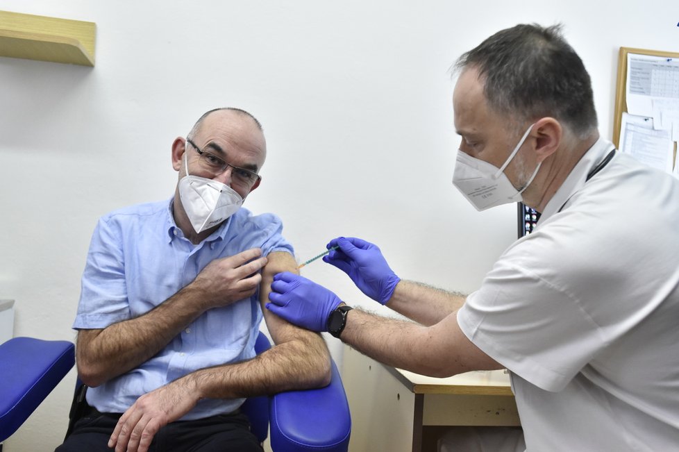 Ministr zdravotnictví Jan Blatný (za ANO) se nechal v Brně očkovat proti koronaviru (27.12.2020)