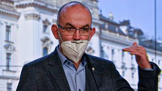 Blatný vrší chybu za chybou, ale stále tu jsou dva bizarní důvody, proč zůstává dál ministrem. Jaké?