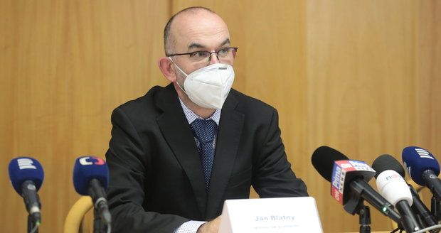 Kapři a vánoční stromky budou, slibuje Čechům Blatný. Možná přijde i Mikuláš