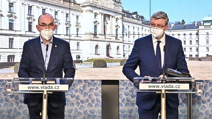 Ministr zdravotnictví Jan Blatný (za ANO) na tiskovce ve Strakově akademii, vpravo vicepremiér Karel Havlíček